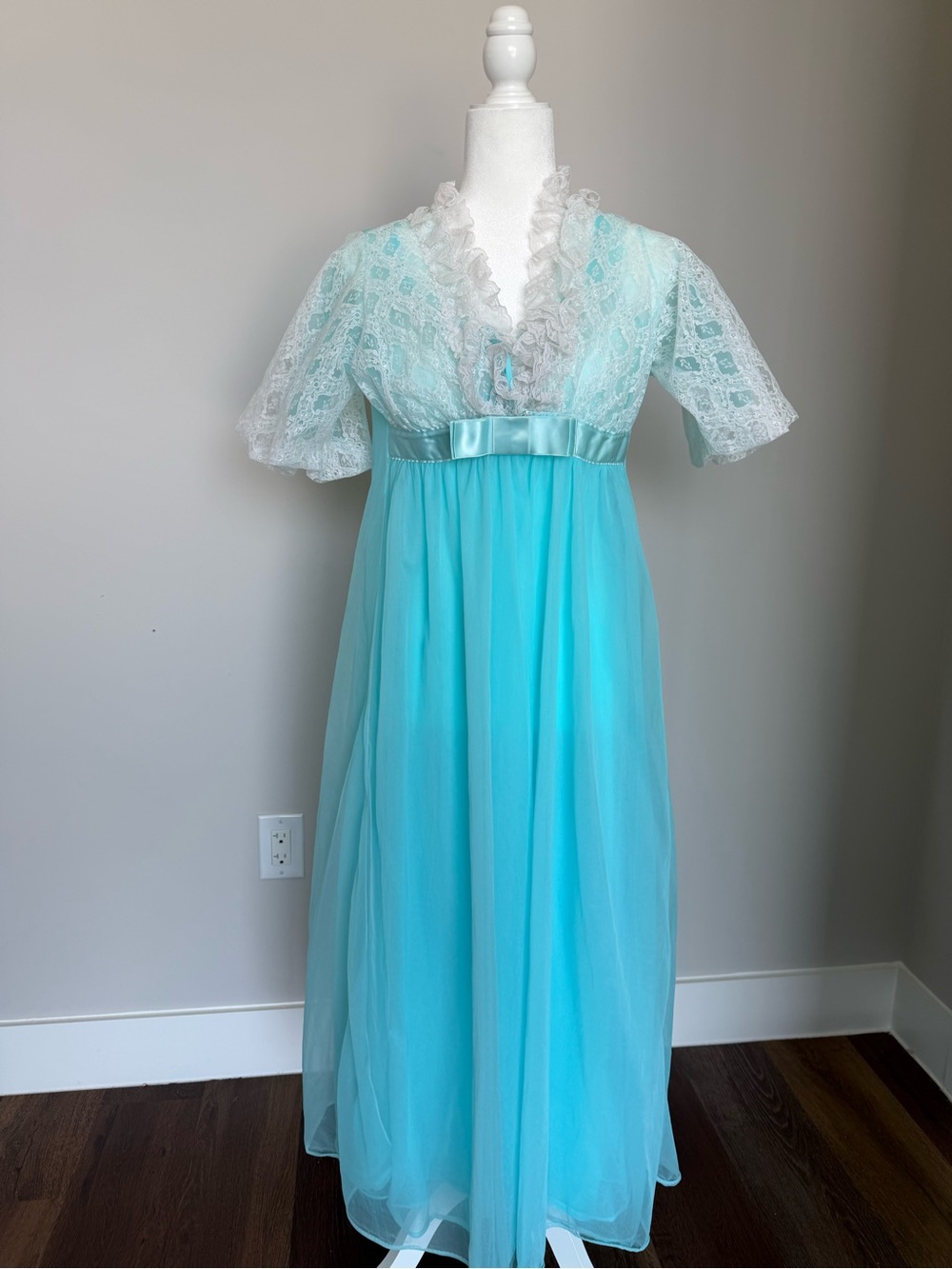 Vintage Radcliffe Pengoir Set Robe Nightgown White lace